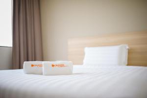 Postel nebo postele na pokoji v ubytování 1 Orange Hotel Sungai Buloh