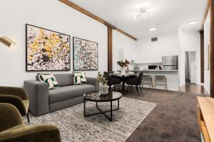sala de estar con sofá y mesa en 1 BR Apartment In the Heart of Darling Harbour en Sídney