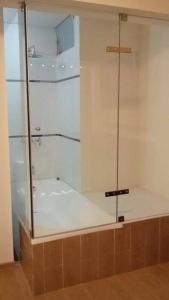 una cabina de ducha de cristal en una habitación con en LOS ARCES HOTEL, en Lima