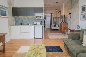 Il comprend une cuisine et un salon avec un canapé. dans l'établissement Darlinghurst Studio 1 VOGUE, à Sydney