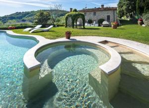 einen Pool mit Wasser in einem Hof mit einem Haus in der Unterkunft Ferienhaus für 10 Personen in Montecatini Tere, Toskana Provinz Pistoia in Montecatini Terme