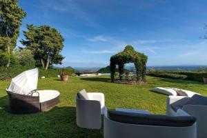 eine Gruppe Stühle und ein Pavillon im Gras in der Unterkunft Ferienhaus für 10 Personen in Montecatini Tere, Toskana Provinz Pistoia in Montecatini Terme