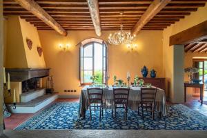 ein Esszimmer mit einem Tisch und einem Kronleuchter in der Unterkunft Ferienhaus für 10 Personen in Montecatini Tere, Toskana Provinz Pistoia in Montecatini Terme