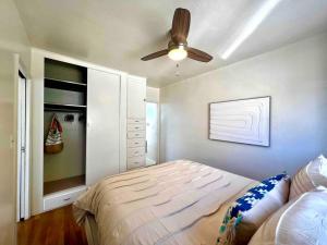 een slaapkamer met een bed en een plafondventilator bij Minimalist 1 bed by Airport & Old Town in San Diego