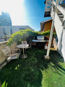 een achtertuin met twee stoelen en een tafel en een grill bij Minimalist 1 bed by Airport & Old Town in San Diego