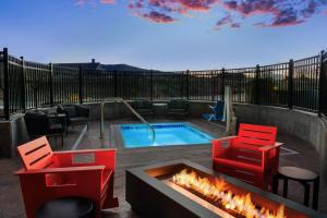 Bazén v ubytování The Hoffmann Hotel Basalt Aspen Tapestry Collection Hilton nebo v jeho okolí