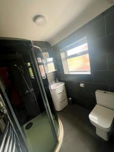 ein kleines Bad mit WC und Waschbecken in der Unterkunft Hickory Haven in Borehamwood