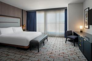 Postel nebo postele na pokoji v ubytování The Hoffmann Hotel Basalt Aspen Tapestry Collection Hilton