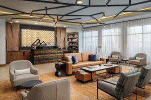 Posezení v ubytování The Hoffmann Hotel Basalt Aspen Tapestry Collection Hilton