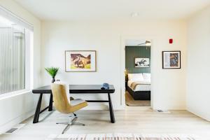 a white room with a desk and a bedroom at Outrider 103 by AvantStay 2miles to DT Nash in Nashville