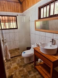 bagno con servizi igienici bianchi e lavandino di Villa Toscana a Santa Rosa