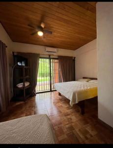 una camera con 2 letti e un ventilatore a soffitto di Villa Toscana a Santa Rosa