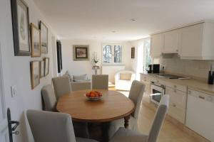 a kitchen and dining room with a table and chairs at Luxury 3 bedroom villa with pool in Spéracèdes