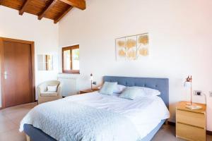 A bed or beds in a room at Italian Lakes villa with lake views