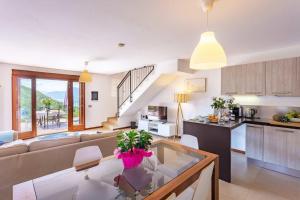 A kitchen or kitchenette at Italian Lakes villa with lake views Még 12 kép