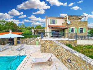 eine Villa mit einem Pool und einem Haus in der Unterkunft Ferienhaus für 10 Personen in Bartolici, Istrien Binnenland von Istrien in Motovun