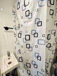 a bathroom with a shower curtain and a sink at Studio animé et nifty à Paris/Denfert Rochereau in Paris