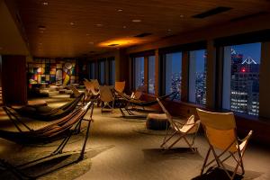 東京にある京王プラザホテルの椅子付きの部屋で、市街の景色を望めます。