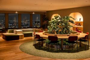 una sala de estar con una mesa con plantas. en Keio Plaza Hotel Tokyo en Tokio