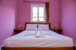 - 2 serviettes de toilette en cygne sur un lit dans une chambre dans l'établissement Riad The Moroccans Pool And Terrace, à Marrakech