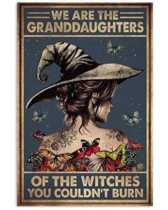 Un póster de una mujer usando un sombrero de bruja en Casa de las Brujas Escazú, en Escazú
