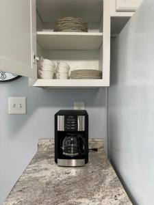 een koffiezetapparaat op een aanrecht in een keuken bij Little Rhody in Pawtucket