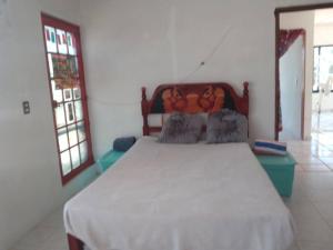 um quarto com uma cama grande num quarto em Cerca de laguna y embarcadero hacia isla lobos em Tamiahua