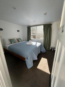 1 dormitorio con cama y ventana en Worldwide Backpackers, en Wellington