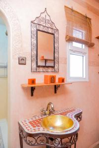 uma casa de banho com um lavatório e um espelho em Riad The Moroccans Pool And Terrace em Marrakech
