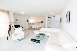 Gallery image of 4 bedroom apartment with pool & jacuzzi in Maccagno Inferiore