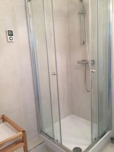 eine Dusche mit Glastür im Bad in der Unterkunft DISNEYLAND Paris (5 min from the park) in Chessy