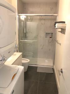 y baño con ducha, lavabo y aseo. en Ground Lvl Brand New Suite - Two Bedroom, en Surrey
