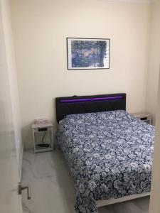 1 dormitorio con 1 cama y una foto en la pared en Ground Lvl Brand New Suite - Two Bedroom en Surrey