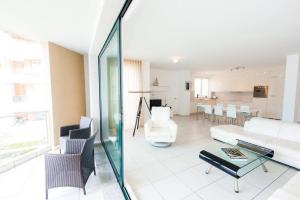 Χώρος καθιστικού στο Modern 3 bedroom apartment on Lake Maggiore +13 φωτογραφίες