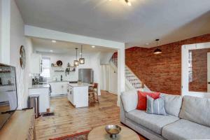 a living room with a couch and a kitchen at Beautiful Boho Villa on Vine in the heart of Lancaster in Lancaster