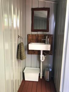 un baño con lavabo y espejo en Daintree - House with a view, en Cow Bay