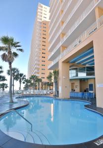 una gran piscina frente a un edificio en Beachfront Oasis at Splash Resort and Condos en Panama City Beach