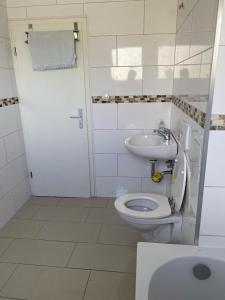 La petite salle de bains est pourvue de toilettes et d'un lavabo. dans l'établissement A cozy room with brand new furniture, à Francfort-sur-le-Main