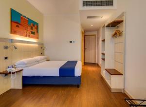 um quarto com uma cama grande e um closet em Holiday Inn Express Parma, an IHG Hotel em Parma