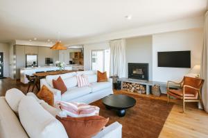 TV a/nebo společenská místnost v ubytování Penshurst - Lake & Mountain Views - Sleeps 10