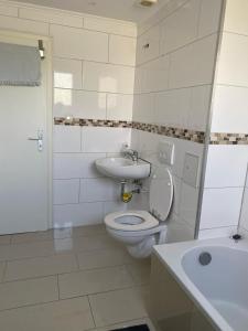 Baño blanco con aseo y lavamanos en A cozy room with brand new furniture, en Frankfurt