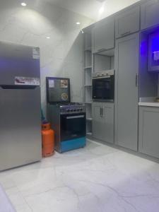 a kitchen with a stove and a tv in it at فله روف خاصه in Tabuk