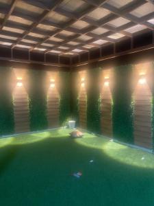 een kamer met een zwembad met licht bij فله روف خاصه in Tabuk