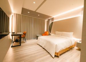 a hotel room with a bed and a desk at Jingying Qinlu Hotel in Yongkang