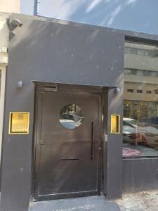 drzwi w budynku z okrągłym oknem w obiekcie Ninna palatin w mieście Hajfa