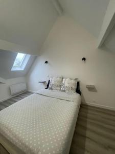 - une chambre avec un lit doté de draps blancs et une fenêtre dans l'établissement Maison Detente de 100m2 en couple-famille, à Villeparisis