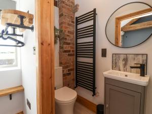 ein Badezimmer mit Toilette und Spiegel in der Unterkunft Molly's Cottage in Malton + 27 Fotos
