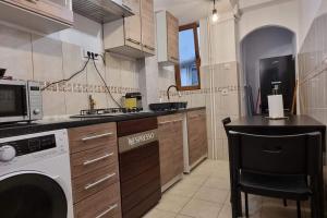 a kitchen with a washer and a stove and a dishwasher at Ultracentral Residence 6 in Ploieşti