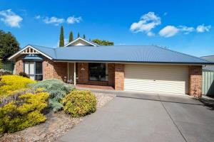 uma casa de tijolos vermelhos com uma garagem branca em Adelaide Hills 4 bed home near Hahndorf Mt Barker 
