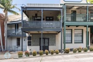 een appartementencomplex met een balkon en een veranda bij 3 Bedroom House With Large Courtyard & City Views in Sydney